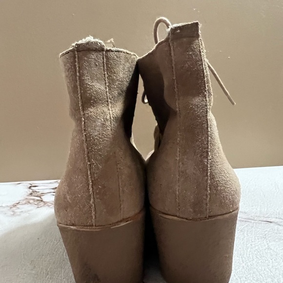 Lucky Brand Jaemma Suede Wedge Ankle Boots Size 8 Tan / Taupe. - Picture 5 of 9
